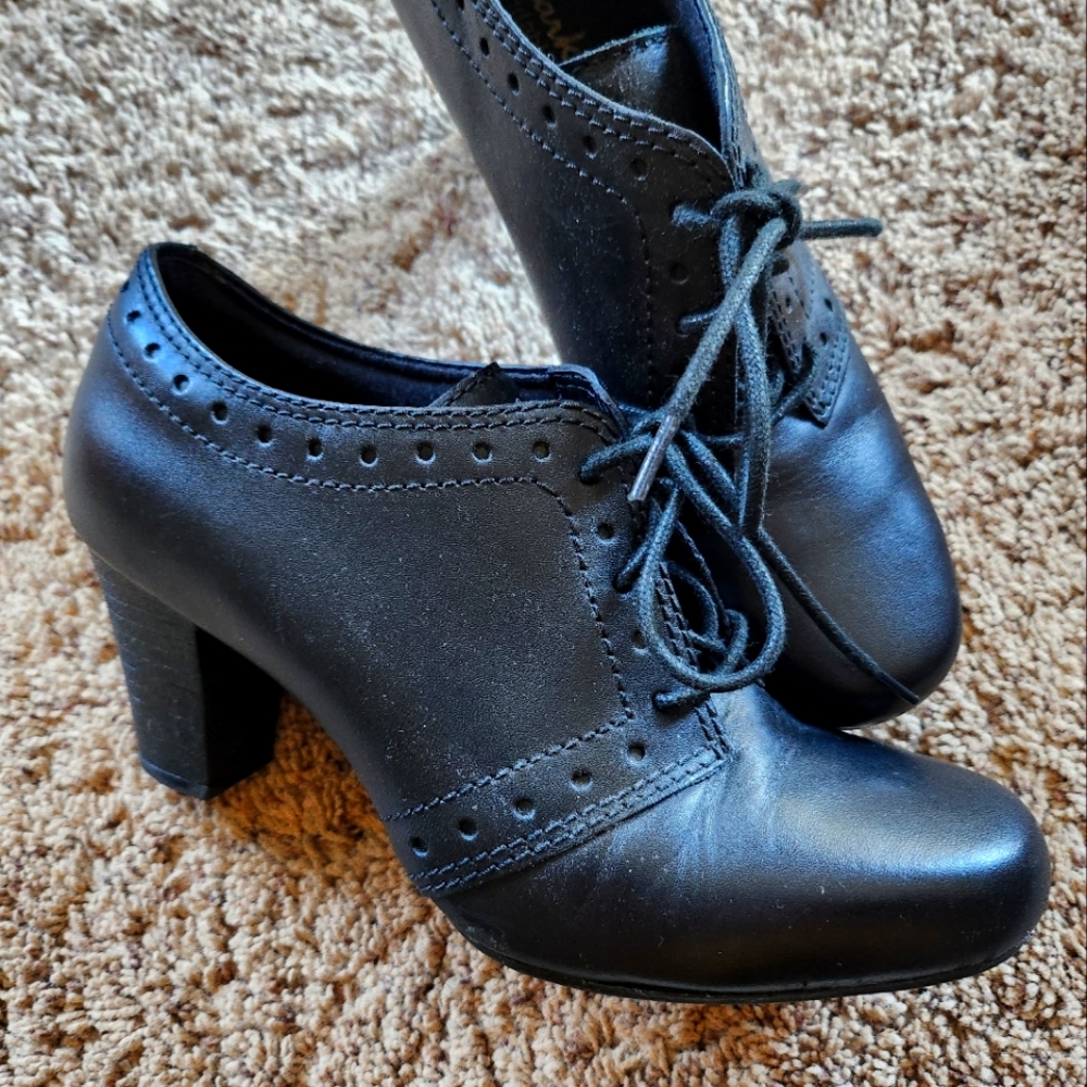 Clarks black size 7